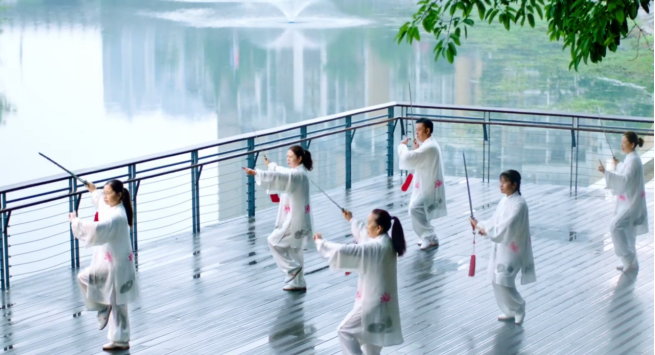 银发经济崛起:保健产业30年蜕变,开启8万亿市场新篇章